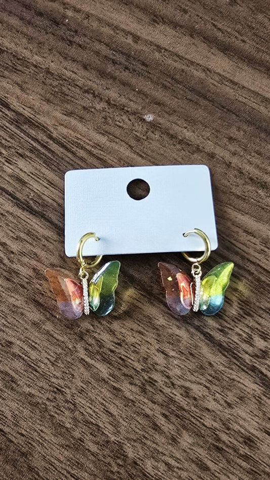 🦋 Pendientes mariposa con efecto degradado y aro dorado
