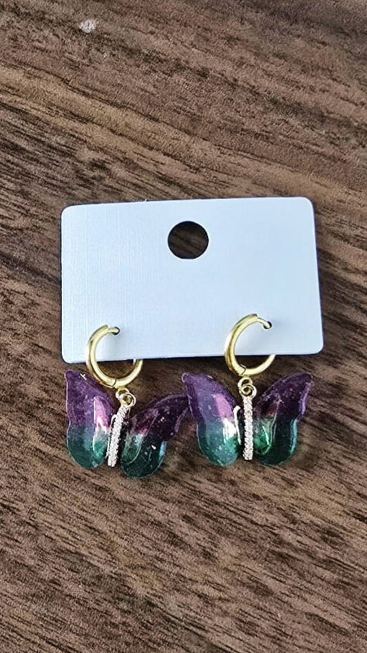 🦋 Pendientes mariposa con efecto degradado y aro dorado